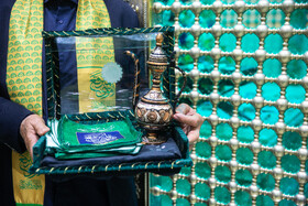 غبار روبی مضجع شریف امامزاده موسی مبرقع(ع) توسط خانواده شهدای اغتشاشات اخیر