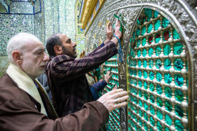 غبار روبی مضجع شریف امامزاده موسی مبرقع(ع) توسط خانواده شهدای اغتشاشات اخیر