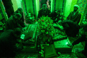 غبار روبی مضجع شریف امامزاده موسی مبرقع(ع) توسط خانواده شهدای اغتشاشات اخیر