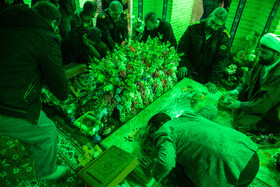 غبار روبی مضجع شریف امامزاده موسی مبرقع(ع) توسط خانواده شهدای اغتشاشات اخیر