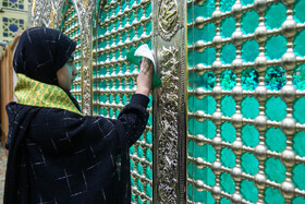 غبار روبی مضجع شریف امامزاده موسی مبرقع(ع) توسط خانواده شهدای اغتشاشات اخیر