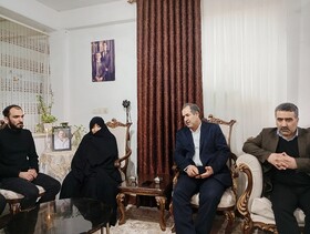 معاون سیاسی استاندار با خانواده شهیدان «وحیدسولا» و «خاوری» در آستارا دیدار کرد