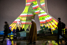 نور افشانی در شب سالگرد پیروزی انقلاب اسلامی ( برج آزادی)