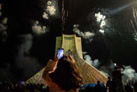 نور افشانی در شب سالگرد پیروزی انقلاب اسلامی ( برج آزادی)