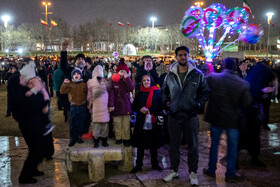 نور افشانی در شب سالگرد پیروزی انقلاب اسلامی ( برج آزادی)