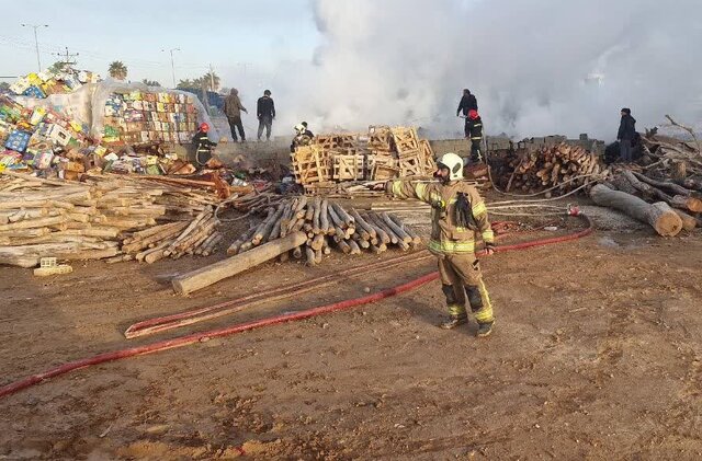 مهار آتش‌سوزی گسترده در کارگاه سبدسازی بلوار ولایت شیراز