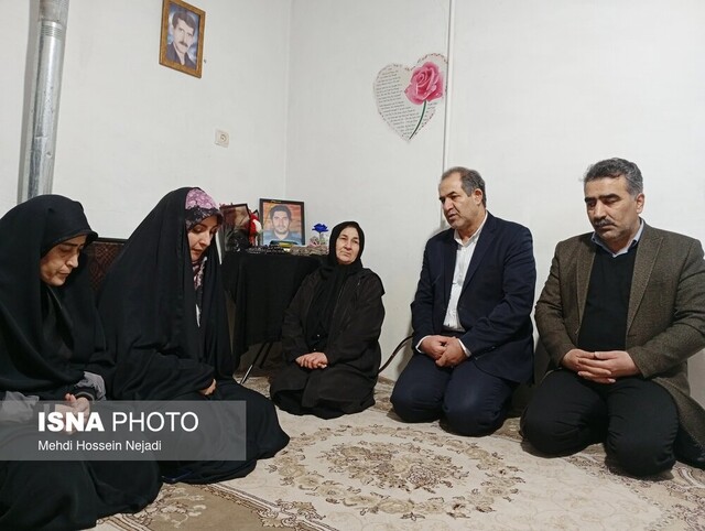 معاون سیاسی استاندار با خانواده شهیدان «سولا» و «خاوری»&nbsp;در آستارا دیدار کرد
