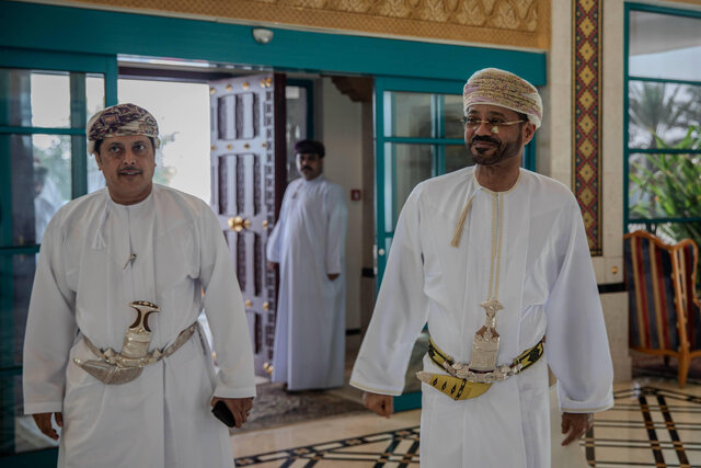 روایت یک تصویر؛ تحویل پیام عمان به ایران در دیدار لاریجانی