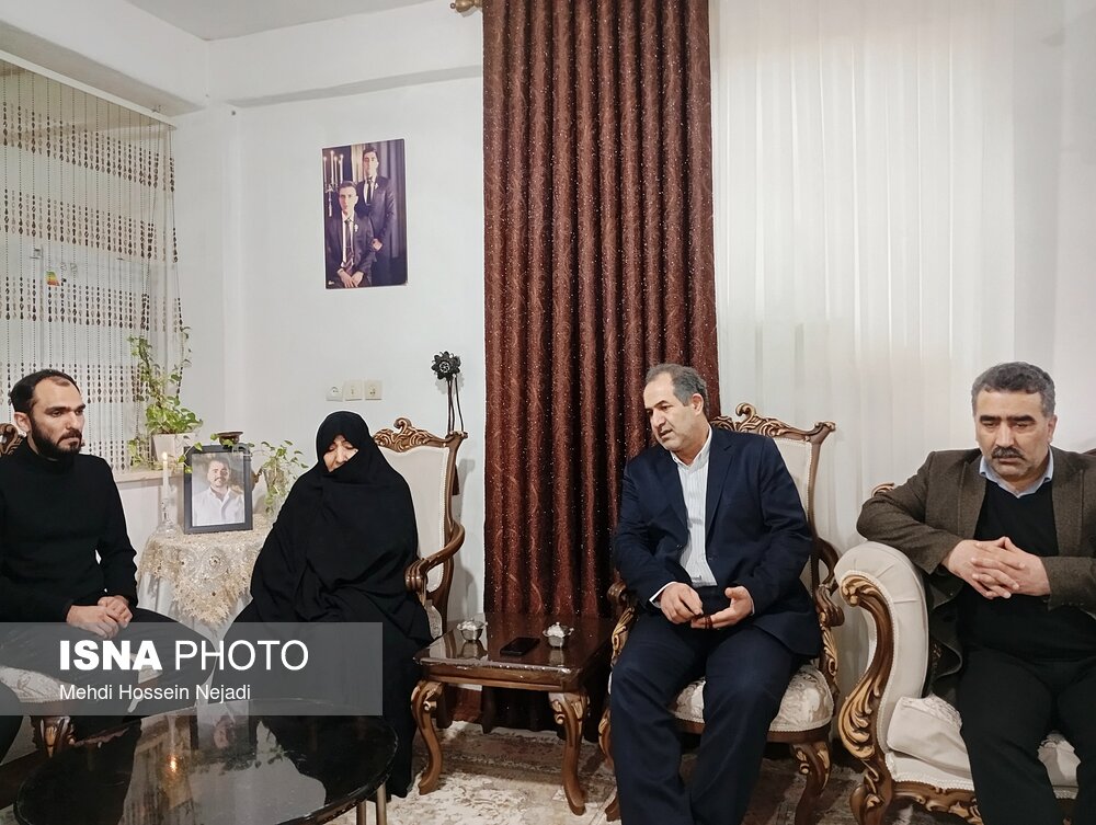 معاون سیاسی استاندار با خانواده شهیدان «وحیدسولا» و «خاوری» در آستارا دیدار کرد معاون سیاسی استاندار با خانواده شهیدان «وحیدسولا» و «خاوری» در آستارا دیدار کرد