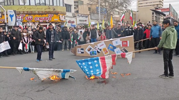 جمعی از راهپیمایان تهرانی پرچم آمریکا و اسرائیل را به آتش کشیدند و عکس رئیس جمهور آمریکا را زیر پا گذاشتند