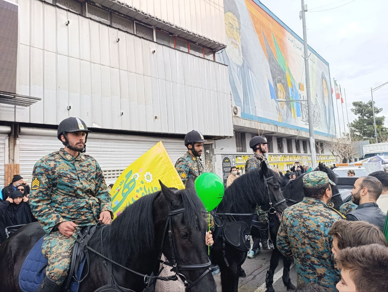 *یگان ویژه اسواران فراجا در میدان انقلاب در جمع راهپیمایان شرکت کردند.