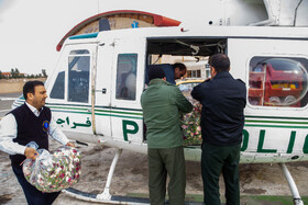 انتقال گل به هلیکوپتر برای گلباران راهپیمایان ۲۲ بهمن ۱۴۰۴ - قم