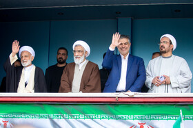 از چپ آیت‌الله دری نجف‌آبادی نماینده ولی فقیه در استان مرکزی و عضو مجمع تشخیص مصلحت نظام، حجت الاسلام پورمحمدی رئیس مرکز اسناد انقلاب اسلامی و مهدی زندیه‌وکیلی استاندار مرکزی - راهپیمایی ۲۲ بهمن ۱۴۰۴ در اراک