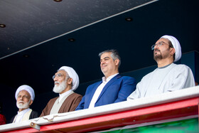 از چپ آیت‌الله دری نجف‌آبادی نماینده ولی فقیه در استان مرکزی و عضو مجمع تشخیص مصلحت نظام، حجت الاسلام پورمحمدی رئیس مرکز اسناد انقلاب اسلامی و مهدی زندیه‌وکیلی استاندار مرکزی - راهپیمایی ۲۲ بهمن ۱۴۰۴ در اراک