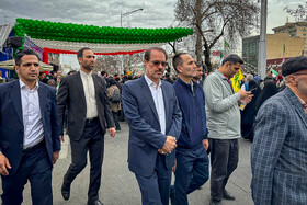 ذبیح الله خدائیان در راهپیمایی ۲۲ بهمن