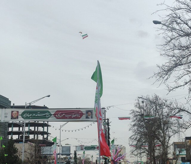 اجرای عملیات فرود توسط چتربازان نمونه نیروهای مسلح بر فراز میدان آزادی تهران