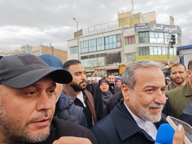 حضور عراقچی در راهپیمایی ۲۲ بهمن تهران