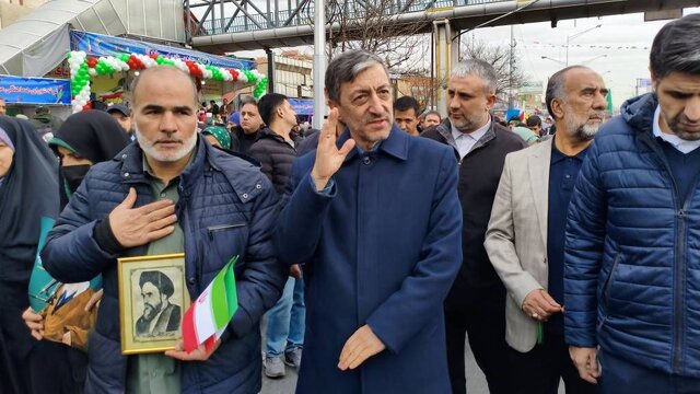 فتاح : ملت ایران پای انقلاب اسلامی ایستاده است