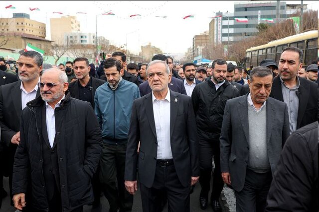 حضور پزشکیان در راهپیمایی ۲۲ بهمن ۱۴۰۴