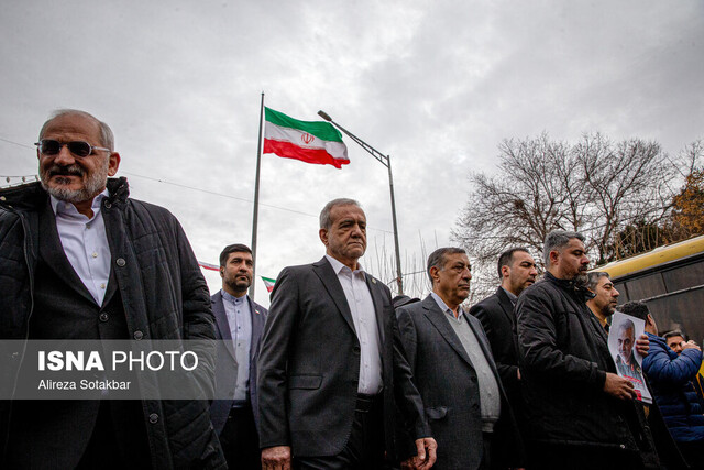 حضور مسعود پزشکیان، رییس جمهور در راهپیمایی ۲۲ بهمن