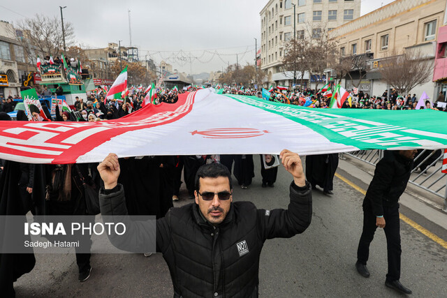 یک ملت پشت ایران مقتدر به میدان آمد