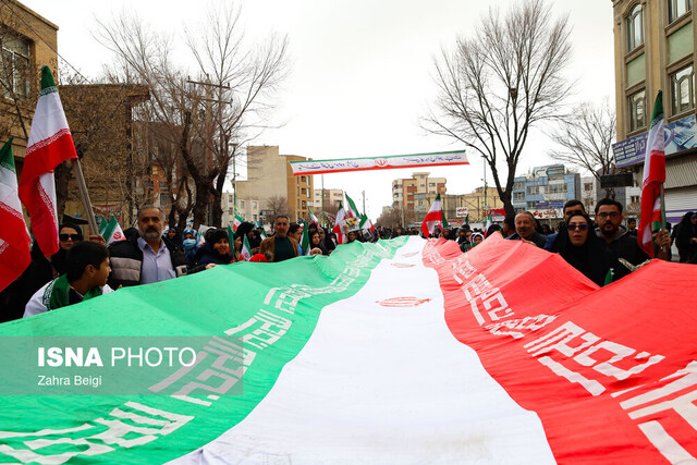 گزارش ایسنا از حاشیه راهپیمایی ۲۲ بهمن/ پاسخ کوبنده مردم به تهدیدات
