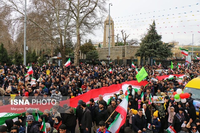 صور لمسيرات جماهيرية في جميع انحاء إيران تزامنا مع ذكرى انتصار الثورة الاسلامية