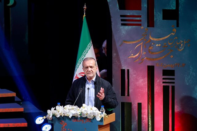 پزشکیان: از همه سینماگرانی که باوجود فشارها به جشنواره آمدند، قلباً تشکر می‌کنم