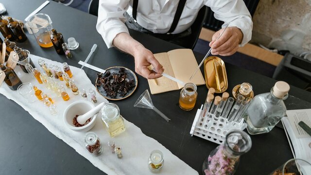 اسنشیال اویل پرفروش و پرکاربرد در عطرسازی حرفه‌ای