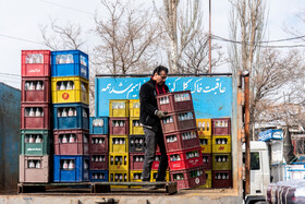 بطری های شیشه ای که در رستوران ها و غذاخوری ها مصرف شده اند برای پرشدن مجدد به کارخانه منتقل می شوند