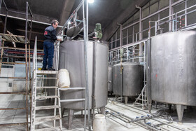 مواد اولیه و فرمولاسیون مربوطه هر نوع نوشابه در بخش تولید صورت می پذیرد تا به دستگاه ها جهت پر کردن بطری ها منتقل شود