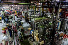 مواد اولیه و فرمولاسیون مربوطه هر نوع نوشابه در بخش تولید صورت می پذیرد تا به دستگاه ها جهت پر کردن بطری ها منتقل شود