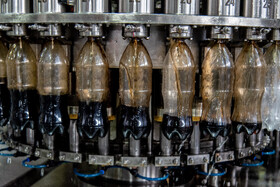 نوشابه های مختلف توسط دستگاه به بطری ها تزریق می شود