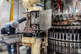 نوشابه های مختلف توسط دستگاه به بطری ها تزریق می شود