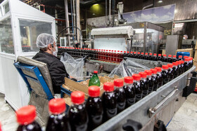 بطری ها پرشده جهت کنترل وضعیت کلی بطری به لاین های مربوطه منتقل می شود