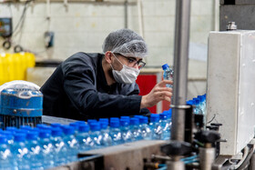 بطری ها پرشده جهت کنترل وضعیت کلی بطری به لاین های مربوطه منتقل می شود