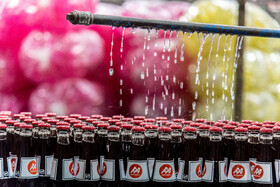 پس از پر شدن بطری ها بدنه بطری توسط دستگاه شستشو داده می شود