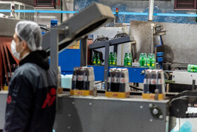 نوشابه ها در آخرین فرایند تولید توسط دستگاهای بسته بندی می شوند