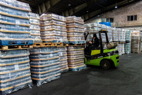 تولیدات بسته بندی شده به واحد انبارداری منتقل میشوند تا در پالت های مربوطه به انبار منتقل شوند