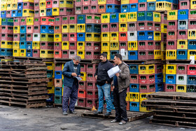 خریداران با در دست داشتن فاکتور خرید بارهای خود را از انبار تحویل گرفته و در وسایل نقلیه خود بارگیری می کنند تا به بازار منتقل کنند