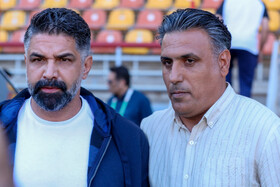 از راست: امیر خلیفه اصل سرمربی استقلال خوزستان و پیروز قربانی سرمربی فجر سپاسی