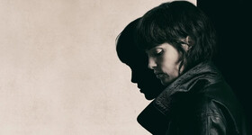 ۱۸ دوبلور «او در تاریکی قدم برمی دارد» را به فارسی برگرداندند