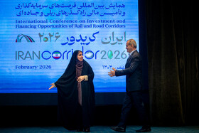 مسعود پزشکیان رییس جمهور و فاطمه صادق مالواجرد، وزیر راه و شهرسازی در همایش بین‌المللی فرصت‌های سرمایه‌گذاری راهگذرهای ریلی و جاده‌ای