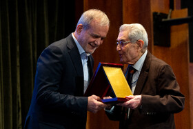 تقدیر از برگزیدگان توسط مسعود پزشکیان، رئیس جمهور در حاشیه همایش بین‌المللی فرصت‌های سرمایه‌گذاری راهگذرهای ریلی و جاده‌ای