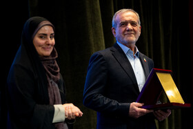 مسعود پزشکیان رییس جمهور و فاطمه صادق مالواجرد، وزیر راه و شهرسازی در همایش بین‌المللی فرصت‌های سرمایه‌گذاری راهگذرهای ریلی و جاده‌ای