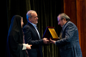 تقدیر از برگزیدگان توسط مسعود پزشکیان، رئیس جمهور در حاشیه همایش بین‌المللی فرصت‌های سرمایه‌گذاری راهگذرهای ریلی و جاده‌ای