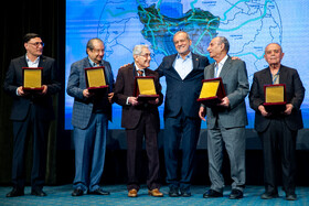 تقدیر از برگزیدگان توسط مسعود پزشکیان، رئیس جمهور در حاشیه همایش بین‌المللی فرصت‌های سرمایه‌گذاری راهگذرهای ریلی و جاده‌ای