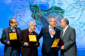 تقدیر از برگزیدگان توسط مسعود پزشکیان، رئیس جمهور در حاشیه همایش بین‌المللی فرصت‌های سرمایه‌گذاری راهگذرهای ریلی و جاده‌ای