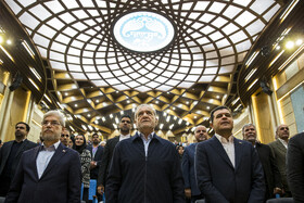 از راست، حسین افشین، معاون علمی، فناوری و اقتصاد دانش‌بنیان رئیس‌جمهور، مسعود پزشکیان، رئیس جمهور و حسین سیمایی‌صراف، وزیر علوم، تحقیقات و فناوری در اختتامیه شانزدهمین جشنواره بین‌المللی فارابی