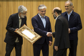 تقدیر از برگزیدگان با حضور مسعود پزشکیان، رئیس جمهور، حسین سیمایی صراف، وزیر علوم و غلامعلی حدادعادل، رئیس فرهنگستان زبان و ادب فارسی در اختتامیه شانزدهمین جشنواره بین‌المللی فارابی